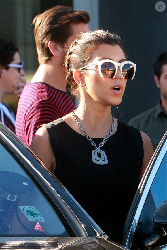 Exclusif - Kourtney Kardashian et son conjoint Scott Disick suivis par les caméras de l'émission Keeping Up With The Kardashians, se rendent dans la concession de voitures de luxe Calabasas Luxury Motorcars à Calabasas. Le 26 février 2013.