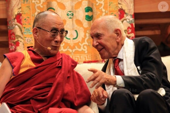 Stéphane Hessel et le Dalai Lama au Zénith de Toulouse le 15 août 2011