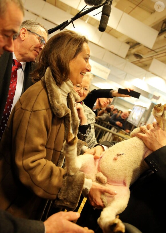 Ségolène Royal très à l'aise au Salon de l'Agriculture, à Paris, le 27 février 2013.