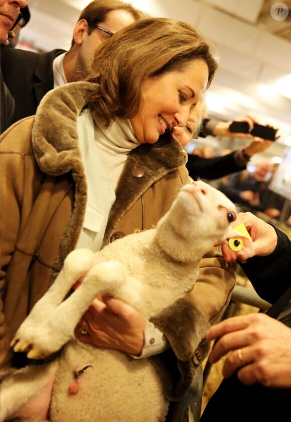 Pause tendresse pour Ségolène Royal au Salon de l'Agriculture, à Paris, le 27 février 2013.