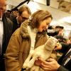 Segolene Royal a rencontré un bel agneau au Salon de l'Agriculture, à Paris, le 27 février 2013.