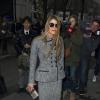 Anna Dello Russo, élégante en tailleur-jupe gris, arrive à la boutique Balenciaga dans le 7e arrondissement de Paris pour assister au défilé Balenciaga automne-hiver 2013-2014. Paris, le 28 février 2013.