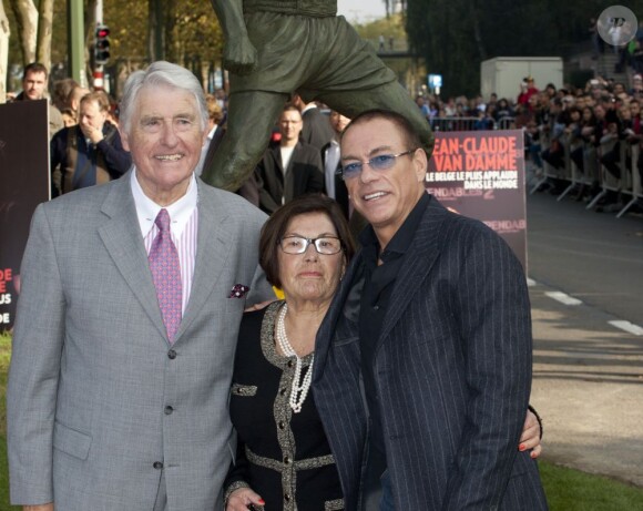 Jean-Claude Van Damme ici avec ses parents lors de l'inauguration de sa statue à Bruxelles en Belgique, le 21 Octobre 2012.