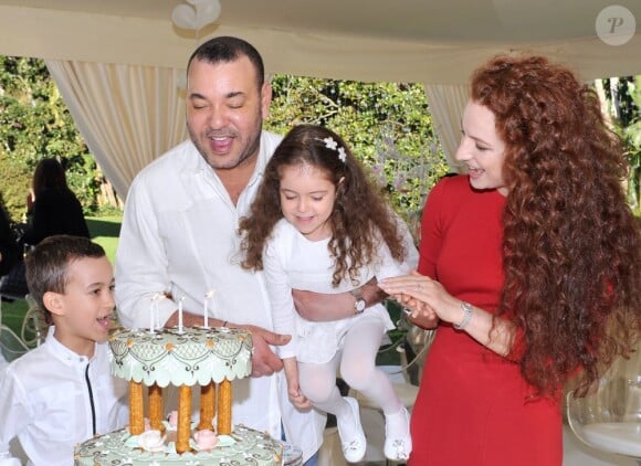 Le roi Mohammed VI du Maroc, la princesse Lalla Salma, le prince Moulay El Hassan et la princesse Lalla Khadija pour les 4 ans de celle-ci le 28 février 2011, à Rabat.