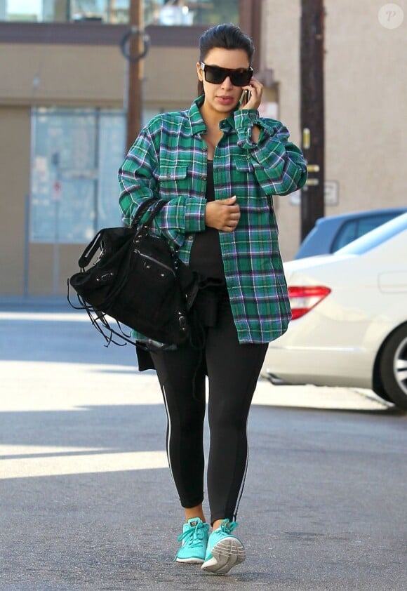 Kim Kardashian, enceinte, se rend à son cours de gym à Studio City, le 28 février 2013. On peut voir sur la photo qu'elle a pris pas mal de poids depuis le début de sa grossesse.