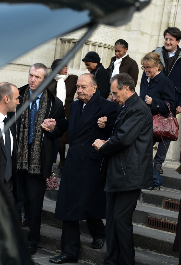 Jacques Chirac descend les marches de l'église Saint-Etienne-du-Mont à Paris après les funérailles de Maurice Ulrich, le 20 novembre 2012.