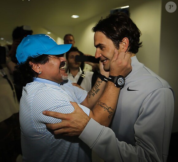 Diego Maradona rencontre Roger Federer lors du tournoi de Dubaï le 27 février 2013 à Dubaï