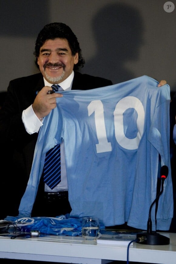 Diego Armando Maradona lors d'une conférence de presse à Naples, le maillot du Napoli entre les mains, le 26 février 2013