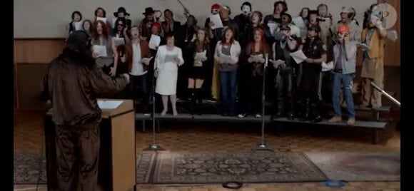 Susan Boyle accompagné des Village People et d'autres artistes dans le clip parodique pour la marque Miracle Whip.