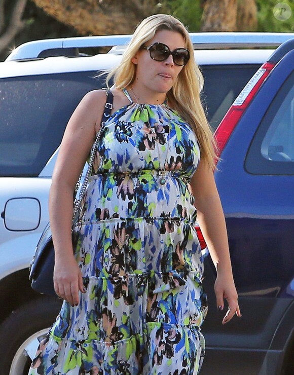La jolie Busy Philipps, enceinte, va dîner au restaurant avec une amie à West Hollywood, le 28 février 2013.
