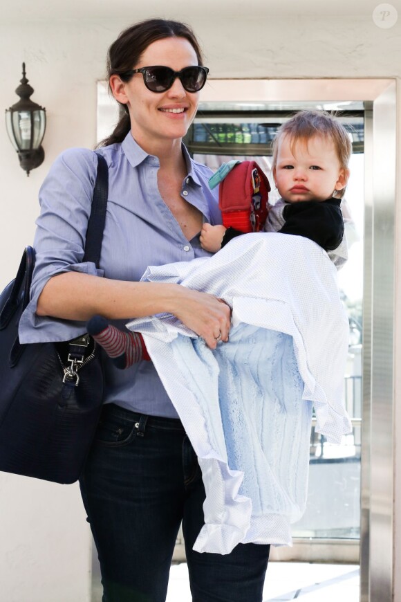 Jennifer Garner emmène son fils Samuel chez le docteur pour une visite de routine, à Brentwood, le 1er mars 2013.