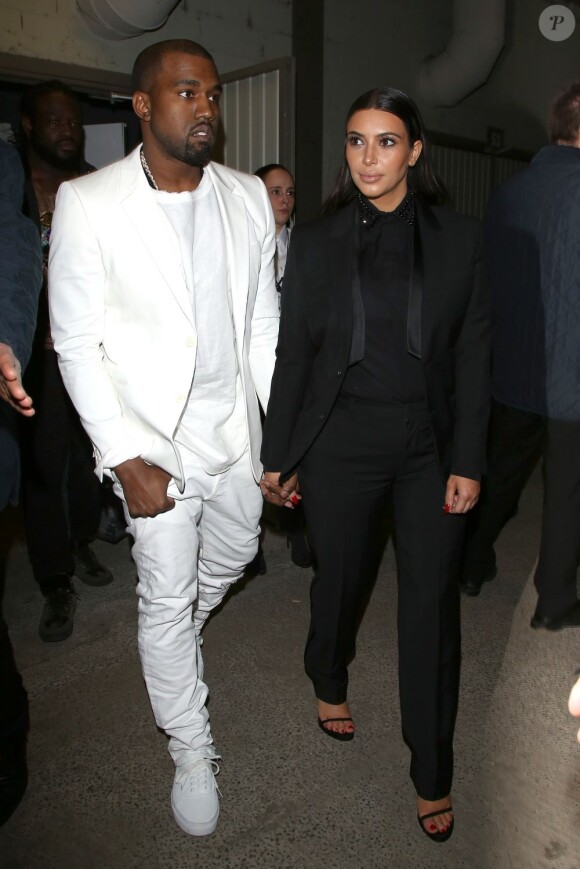 Kanye West et Kim Kardashian, enceinte, quittent la Halle Freyssinet après avoir assisté au défilé Givenchy prêt-à-porter automne-hiver 2013-2014. Ils se rendront ensuite à la Gaîté Lyrique pour la soirée organisée par Diesel. Paris, le 3 mars 2013.
