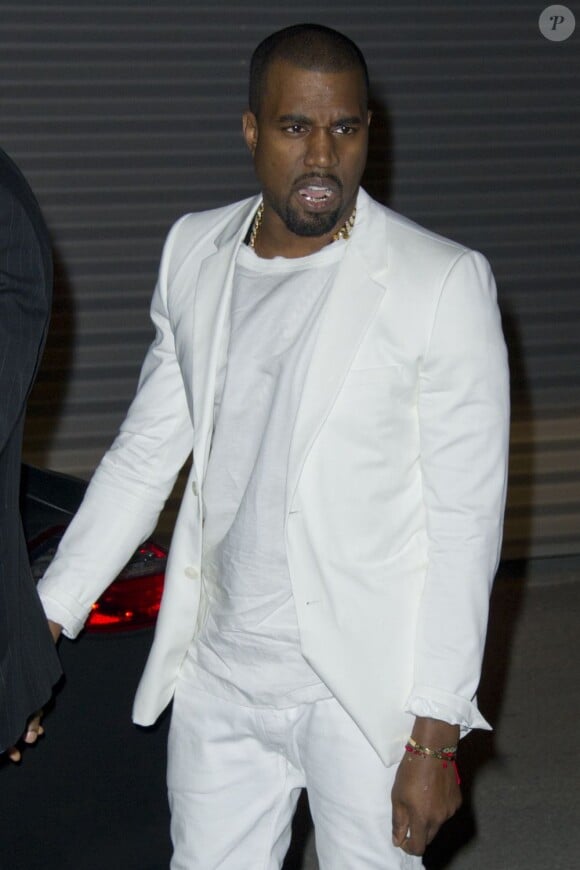 Kanye West, tout de blanc vêtu, arrive à la Halle Freyssinet pour assister au défilé Givenchy prêt-à-porter automne-hiver 2013-2014. Paris, le 3 mars 2013.