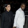 Kim Kardashian et Kanye West, en noir et blanc, arrivent à la Halle Freyssinet pour le défilé Givenchy prêt-à-porter automne-hiver 2013-2014. Paris, le 3 mars 2013.