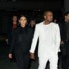 Kim Kardashian et Kanye West, en noir et blanc, arrivent à la Halle Freyssinet pour le défilé Givenchy prêt-à-porter automne-hiver 2013-2014. Paris, le 3 mars 2013.