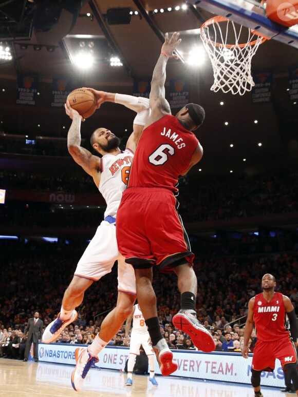 LeBron James et Tyson Chandler lors du match entre les Knicks de New York et le Heat de Miami à New York le 3 mars 2013