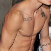 Justin Bieber montre ses abdos à la sortie d'un concert, il rentre à son hôtel à Londres le 28 février 2013.