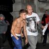 Justin Bieber montre ses abdos à la sortie d'un concert, il rentre à son hôtel à Londres le 28 février 2013.