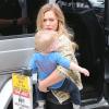 Hilary Duff, son mari Mike Comrie et leur adorable fils Luca vont faire du shopping à West Hollywood, le 3 mars 2013.