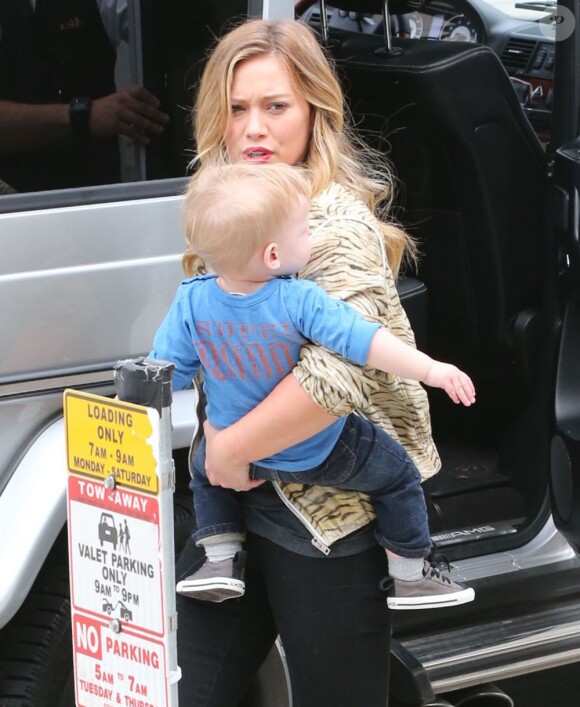 Hilary Duff, son mari Mike Comrie et leur adorable fils Luca vont faire du shopping à West Hollywood, le 3 mars 2013.