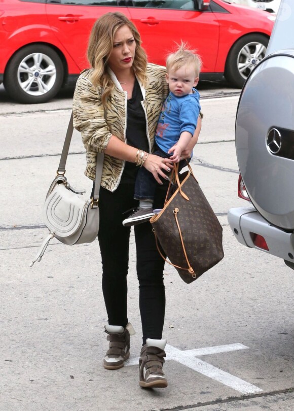 Hilary Duff, très stylée, son mari Mike Comrie et leur fils Luca vont faire du shopping à West Hollywood, le 3 mars 2013.