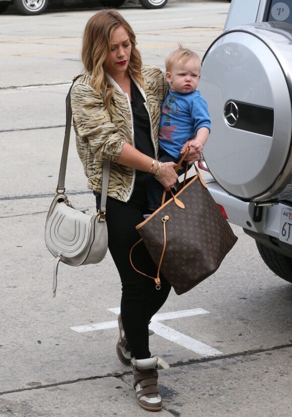 Hilary Duff, son mari Mike Comrie et leur fils Luca vont faire du shopping à West Hollywood, le 3 mars 2013.