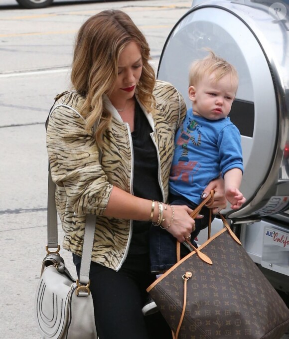 Hilary Duff, son mari Mike Comrie et leur fils Luca vont faire du shopping à West Hollywood, le 3 mars 2013.
