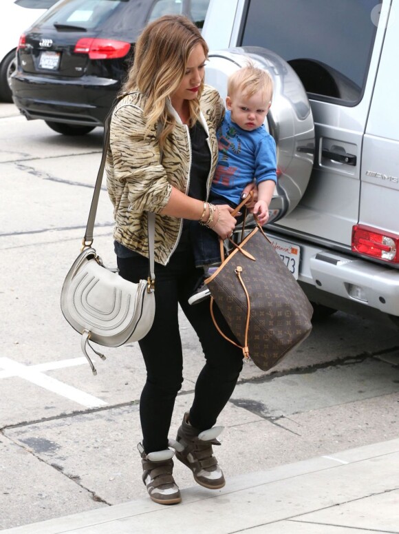 Hilary Duff, son mari Mike Comrie et leur fils Luca vont faire du shopping à West Hollywood, le 3 mars 2013.