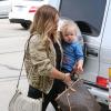 Hilary Duff, son mari Mike Comrie et leur fils Luca vont faire du shopping à West Hollywood, le 3 mars 2013. La maman est de plus en plus mince.
