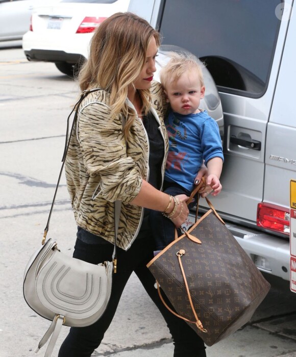 Hilary Duff, son mari Mike Comrie et leur fils Luca vont faire du shopping à West Hollywood, le 3 mars 2013. La maman est de plus en plus mince.
