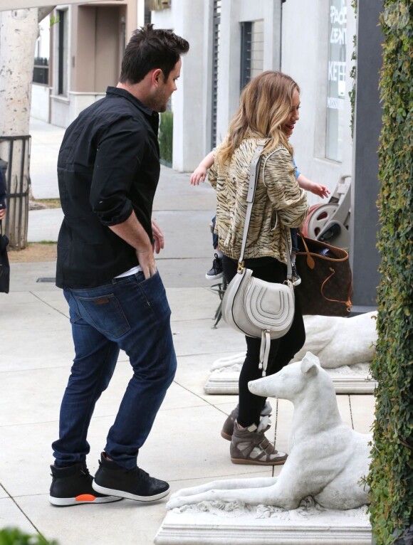 Hilary Duff, son mari Mike Comrie et leur fils Luca vont faire du shopping à West Hollywood, le 3 mars 2013.
