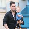L'actrice et chanteuse Hilary Duff, son mari Mike Comrie et leur fils Luca vont faire du shopping à West Hollywood, le 3 mars 2013.
