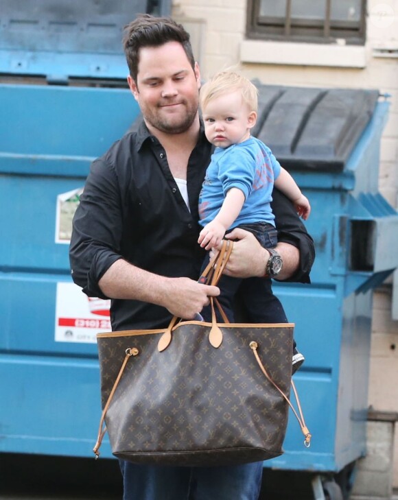 Hilary Duff, son mari Mike Comrie et leur fils Luca vont faire du shopping à West Hollywood, le 3 mars 2013.