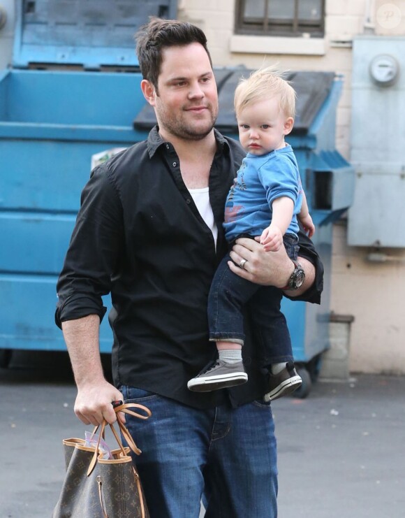 Hilary Duff, son mari Mike Comrie et leur fils Luca vont faire du shopping à West Hollywood, le 3 mars 2013.