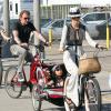 Johnny Hallyday, sa femme Laeticia, leurs filles Jade et Joy, en balade à vélo, à Santa Monica, le 16 février 2013.