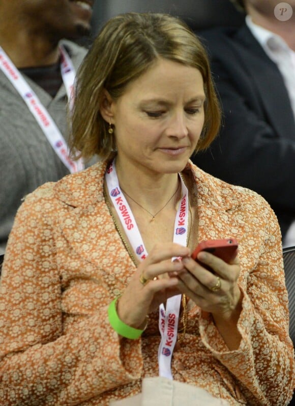 Jodie Foster sur son téléphone pendant le LA Tennis Challenge à Westwood, Los Angeles, le 4 mars 2013.