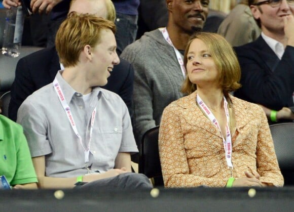 Jodie Foster au côté de son fils Charles pendant le LA Tennis Challenge à Westwood, Los Angeles, le 4 mars 2013.