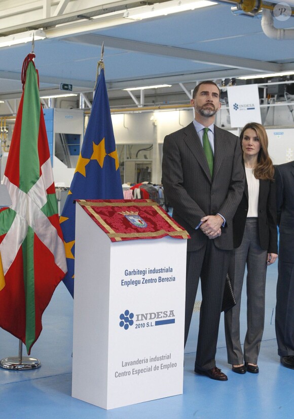 Le prince Felipe d'Espagne et la princesse Letizia à l'inauguration d'une laverie industrielle à Vitoria-Gasteiz, le 5 mars 2013.