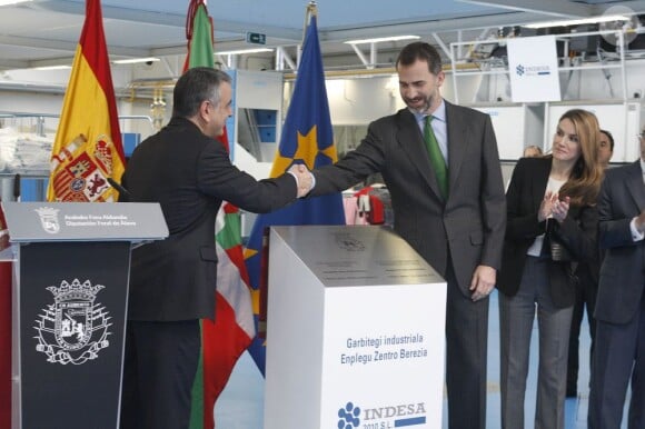 Le prince Felipe et la princesse Letizia d'Espagne à l'inauguration d'une laverie industrielle à Vitoria-Gasteiz, le 5 mars 2013.