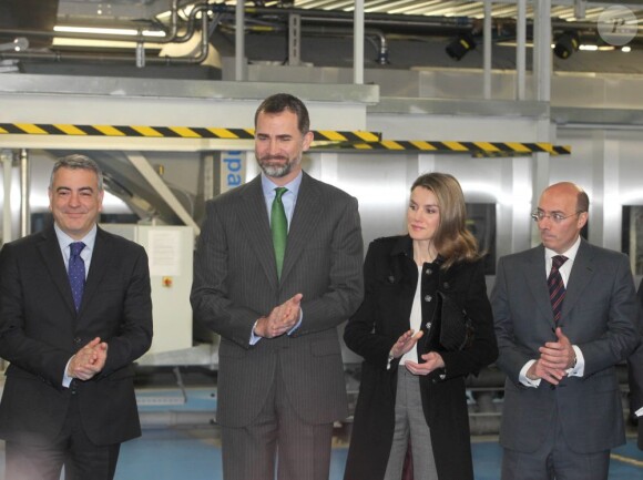 Le prince Felipe et la princesse Letizia d'Espagne à l'inauguration d'une laverie industrielle à Vitoria-Gasteiz, le 5 mars 2013. Un beau projet qui offre du travail aux handicapés de la région. 