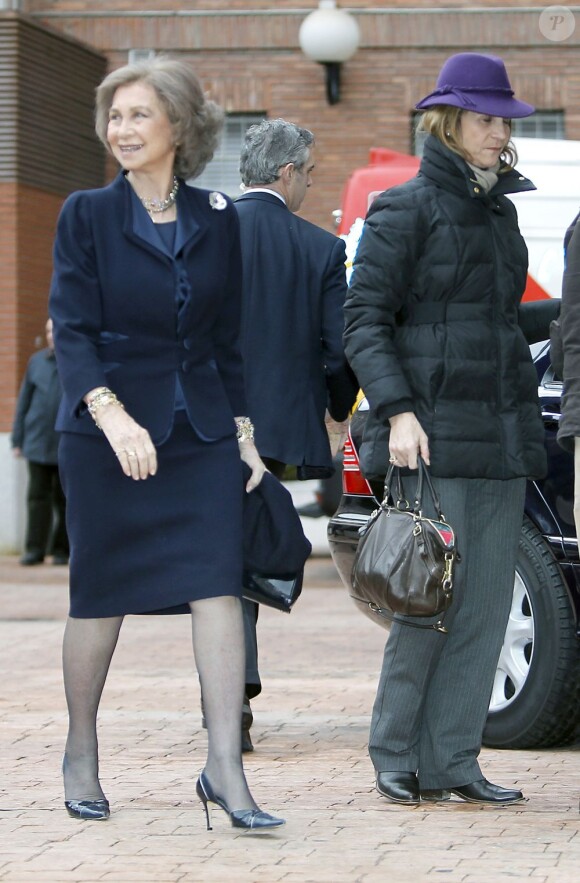 La reine Sofia et la princesse Elena rendent visite au roi Juan Carlos à la clinique La Milagrosa à Madrid, le 5 mars 2013.