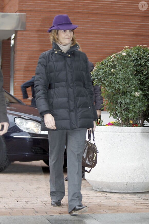 La princesse Elena rend visite au roi Juan Carlos à la clinique La Milagrosa à Madrid, le 5 mars 2013.