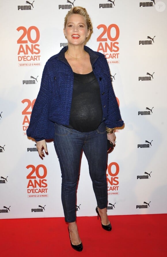 Virginie Efira enceinte et radieuse lors de la première de 20 ans d'écart à Paris, le 6 mars 2013.