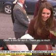 Kate Middleton face à une foule d'admirateurs à Grimsby, le 5 mars 2013.