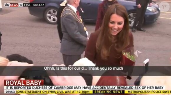 Kate Middleton face à une foule d'admirateurs à Grimsby, le 5 mars 2013.