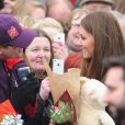 La duchesse de Cambridge, Kate Middleton reçoit un ours en peluche, en visite à Grimsby en Angleterre, le 5 mars 2013.