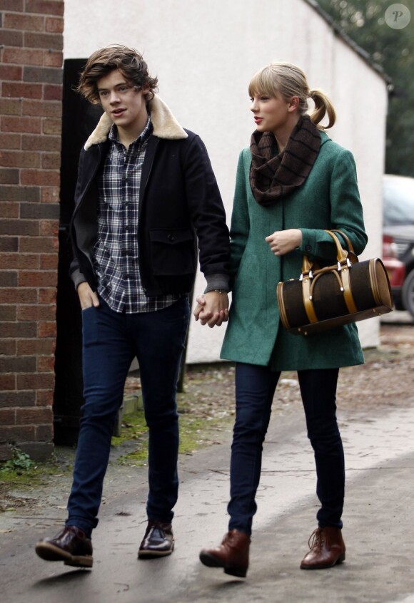 Exclusif - Taylor Swift et Harry Styles vont déjeuner en amoureux pour les 23 ans de la chanteuse, à Cheshire, le 13 décembre 2012.