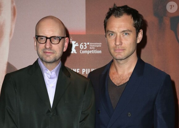 Jude Law et Steven Soderbergh pendant la première d'Effets secondaires à l'UGC Ciné Cité des Halles à Paris le 7 mars 2013.