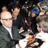 Jude Law et Steven Soderbergh signent des autographes à la première d'Effets secondaires à l'UGC Ciné Cité des Halles à Paris le 7 mars 2013.