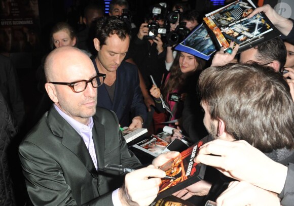 Jude Law et Steven Soderbergh signent des autographes à la première d'Effets secondaires à l'UGC Ciné Cité des Halles à Paris le 7 mars 2013.